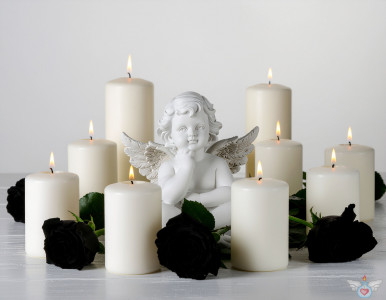 Ein Engel inmitten brennender Kerzen und schwarzer Rosen auf einem hellen Hintergrund. Symbol für Gedenken, Trauer und Frieden.