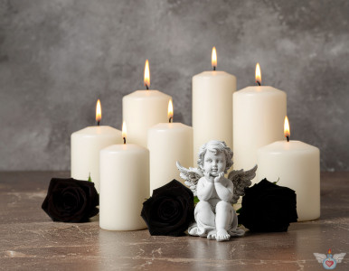 Ein Engel inmitten brennender Kerzen und schwarzer Rosen auf einem hellen Hintergrund. Symbol für Gedenken, Trauer und Frieden.