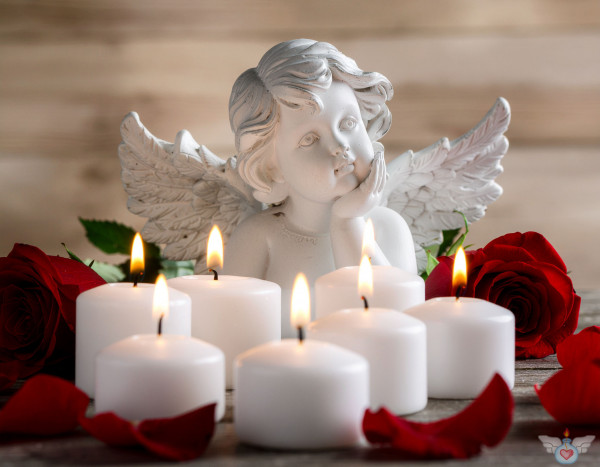 Ein Engel inmitten brennender Kerzen und roter Rosen auf einem hellen Hintergrund. Symbol für Gedenken, Trauer und Frieden.